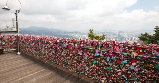 image for article TikToker Travels From LA to Seoul to Break an Old Love Lock With Her Ex
