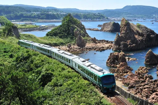 image for article The Pioneer Joyful Train: Resort Shirakami