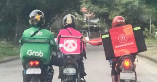 image for article Heartwarming Photos of Delivery Riders Helping One Another Go Viral