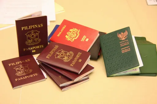 image for article Ano nga ba ang Kwento sa Likod ng Kulay ng mga Passport Natin?