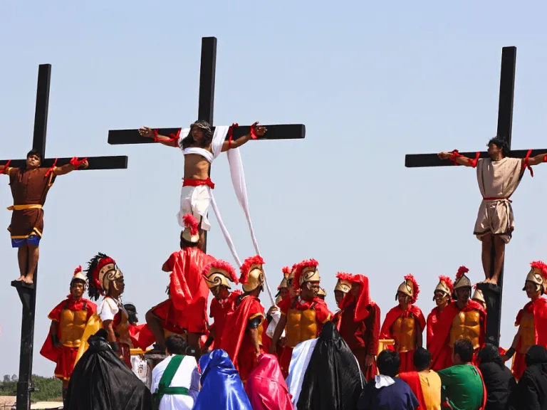 Reen-life crucifixion reenactment sa Magandang Biyernes