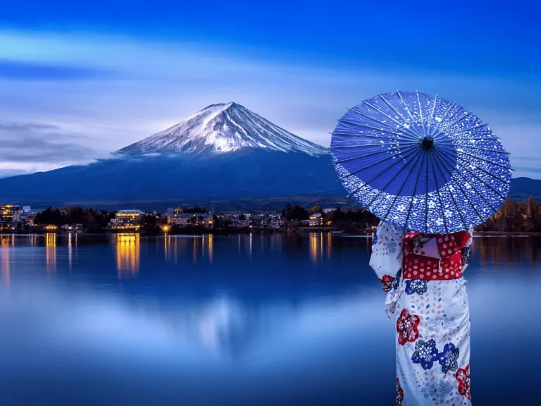 woman wearing kimono looking at mount fuji in Japan