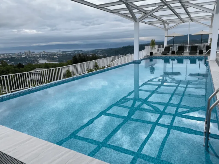 New Condo🎖Next to SM Uptown🎖FREEpool🎖Unli Wifi #4