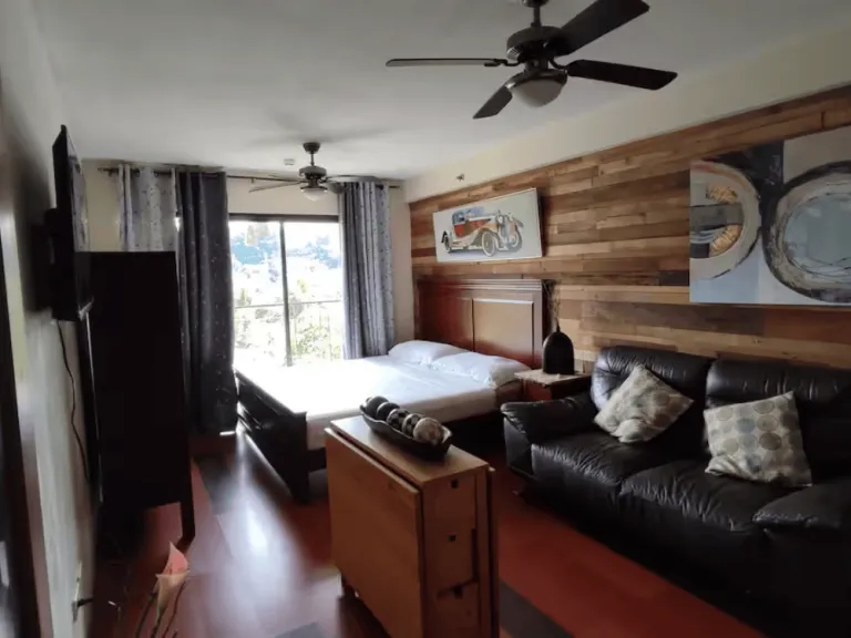 One Oasis Condo NetFlix+Cable+WiFi+Pool+KingBed 