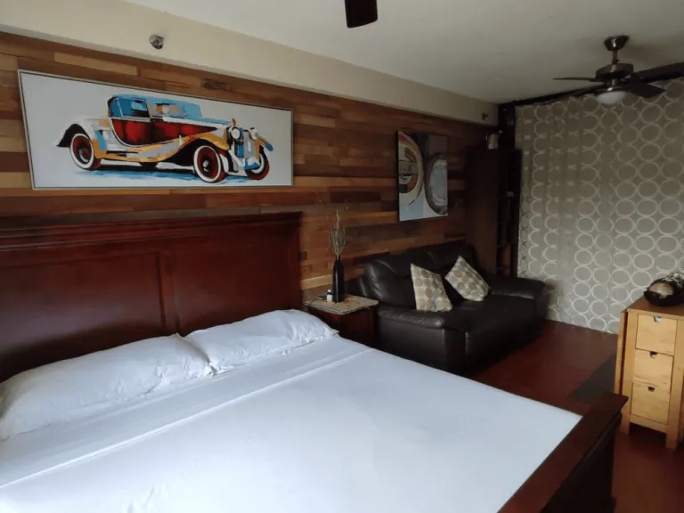 One Oasis Condo NetFlix+Cable+WiFi+Pool+KingBed 