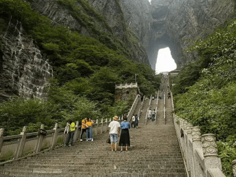 Heaven&rsquo;s Gate Tianmen Cave with 999 steps