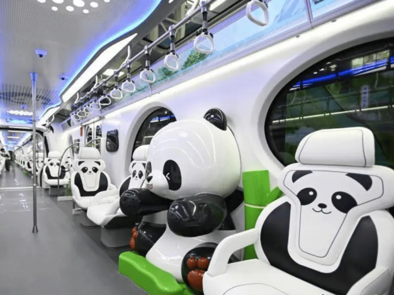 Chongqing&rsquo;s panda-themed monorail