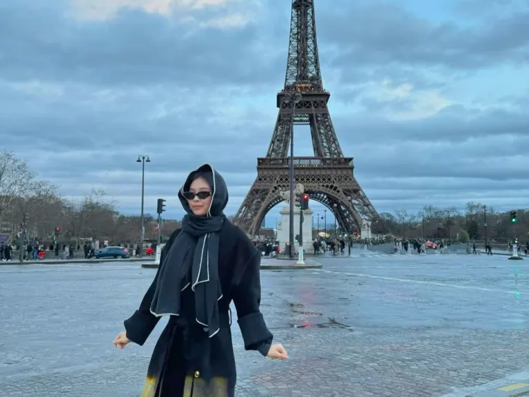 overdressed filipino travellers