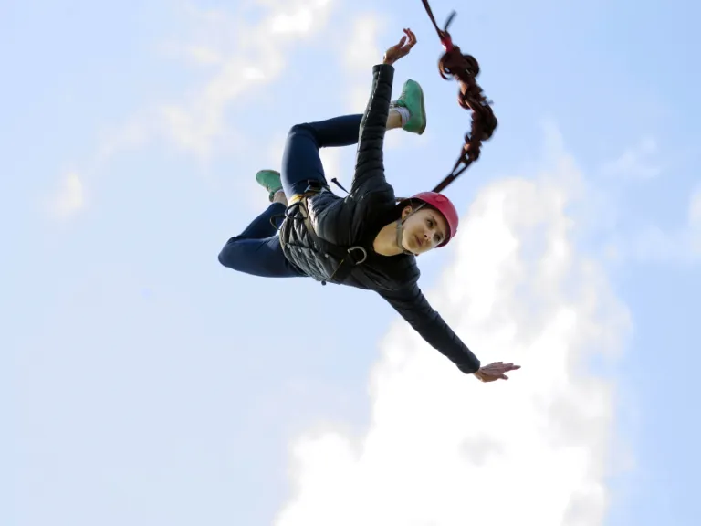 russian mom died after bungee jumping and taking selfie with son