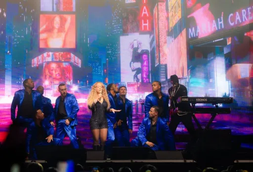 image for article Mariah Carey Brings Early Christmas Magic to Manila Fans