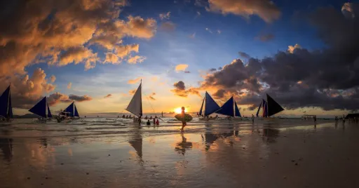 image for article Paradise at Risk? Boracay’s Tourist Overload Prompts to Limit Visitors