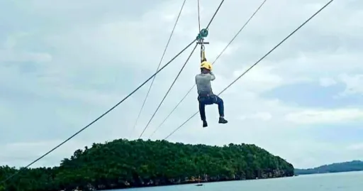 image for article This Calbayog Zipline Lets You Fly Over the Sea to an Island